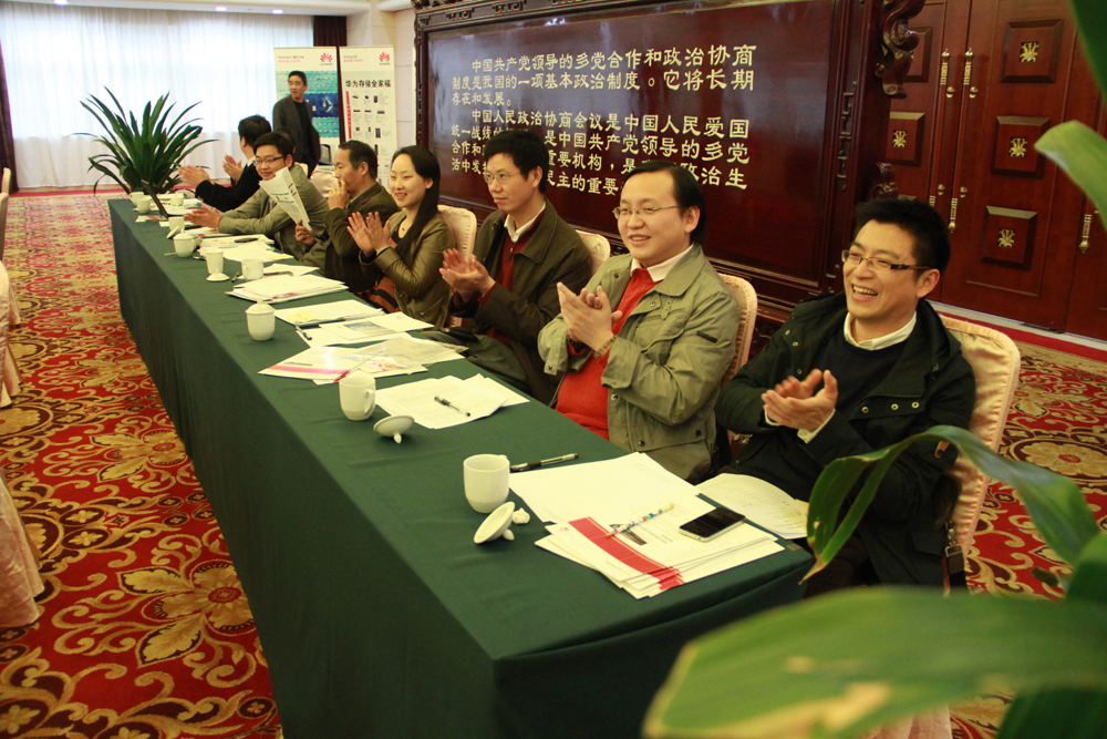 参会人员对新加入会员表示热烈欢迎